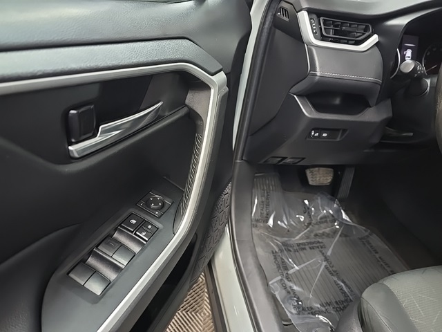 2021 Toyota RAV4 XLE photo 20