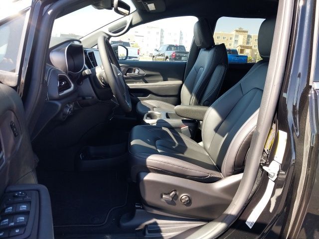 2026 Chrysler Pacifica photo 3