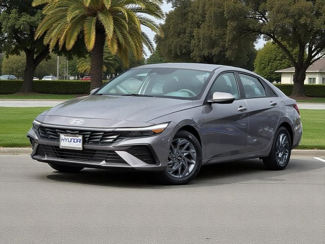 2024 Hyundai Elantra SEL photo 2