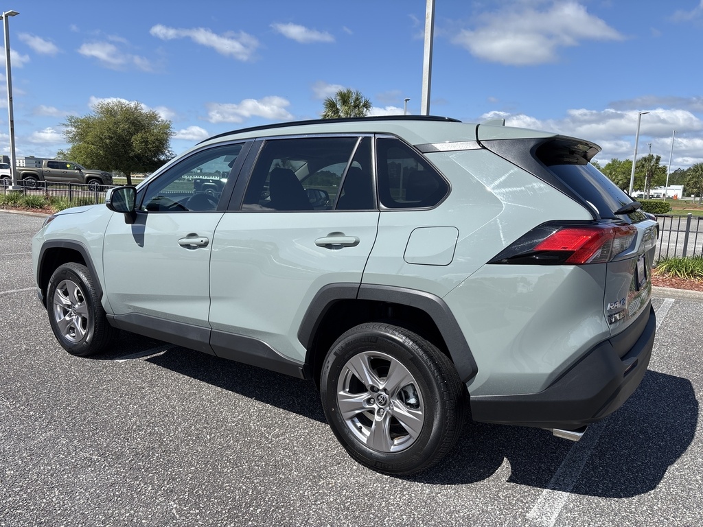 2022 Toyota RAV4 XLE photo 3