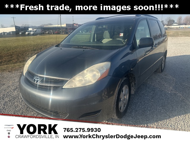 2010 Toyota Sienna LE's photo