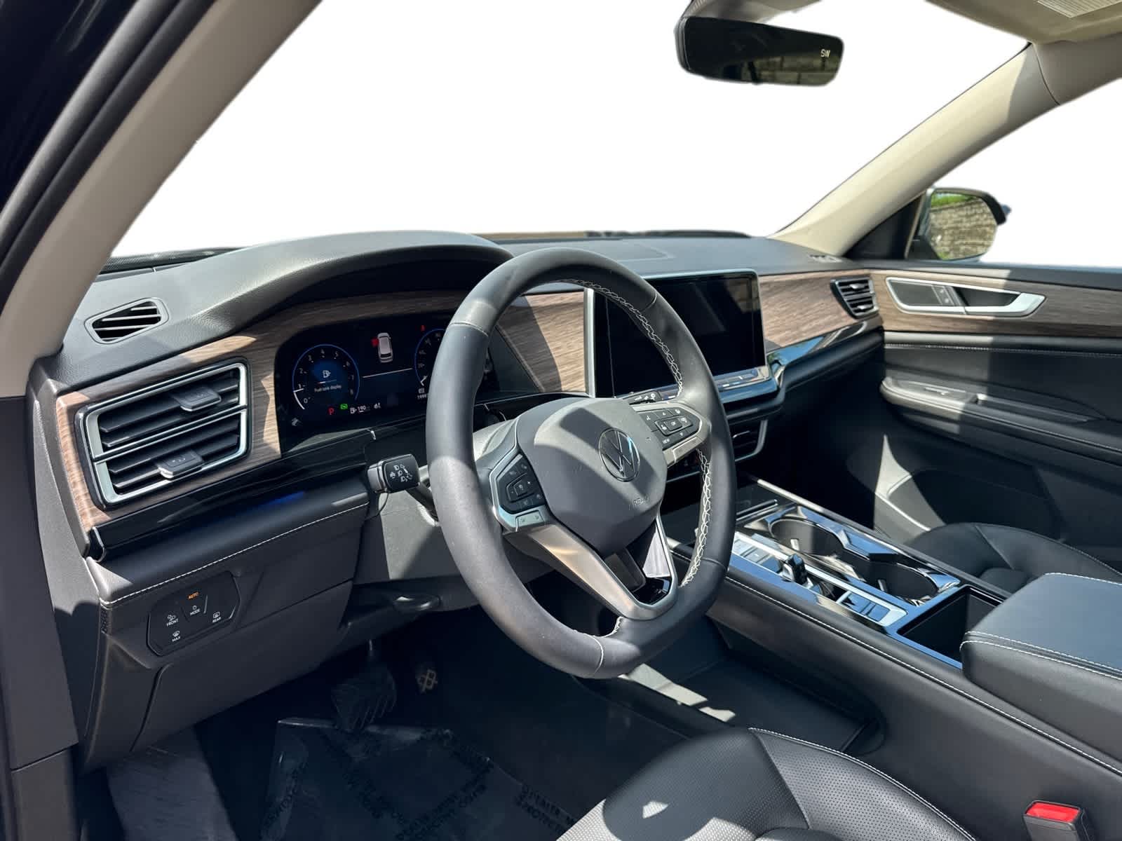 2024 Volkswagen Atlas SEL photo 2