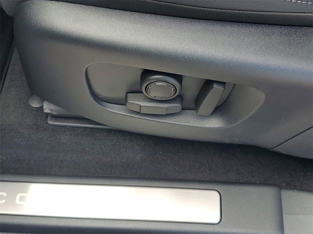 2025 Land Rover Discovery Sport SE photo 22