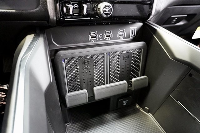 New 2026 Bright White Clear-Coat Exterior Paint RAM Laramie image 36