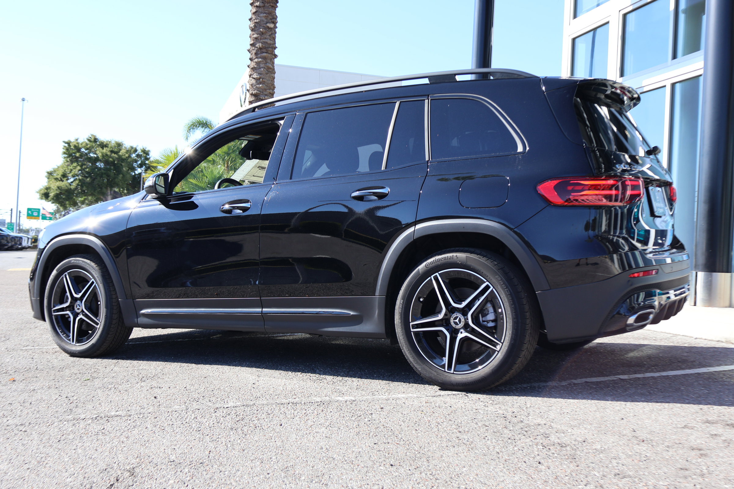 2025 Mercedes Benz GLB 250 photo 3