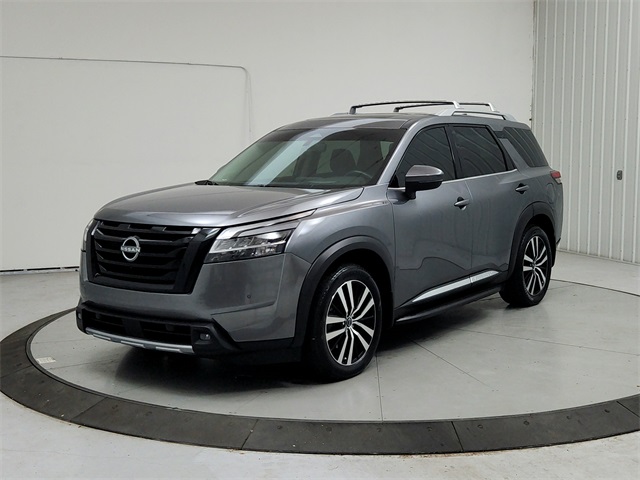 2023 Nissan Pathfinder Platinum photo 2