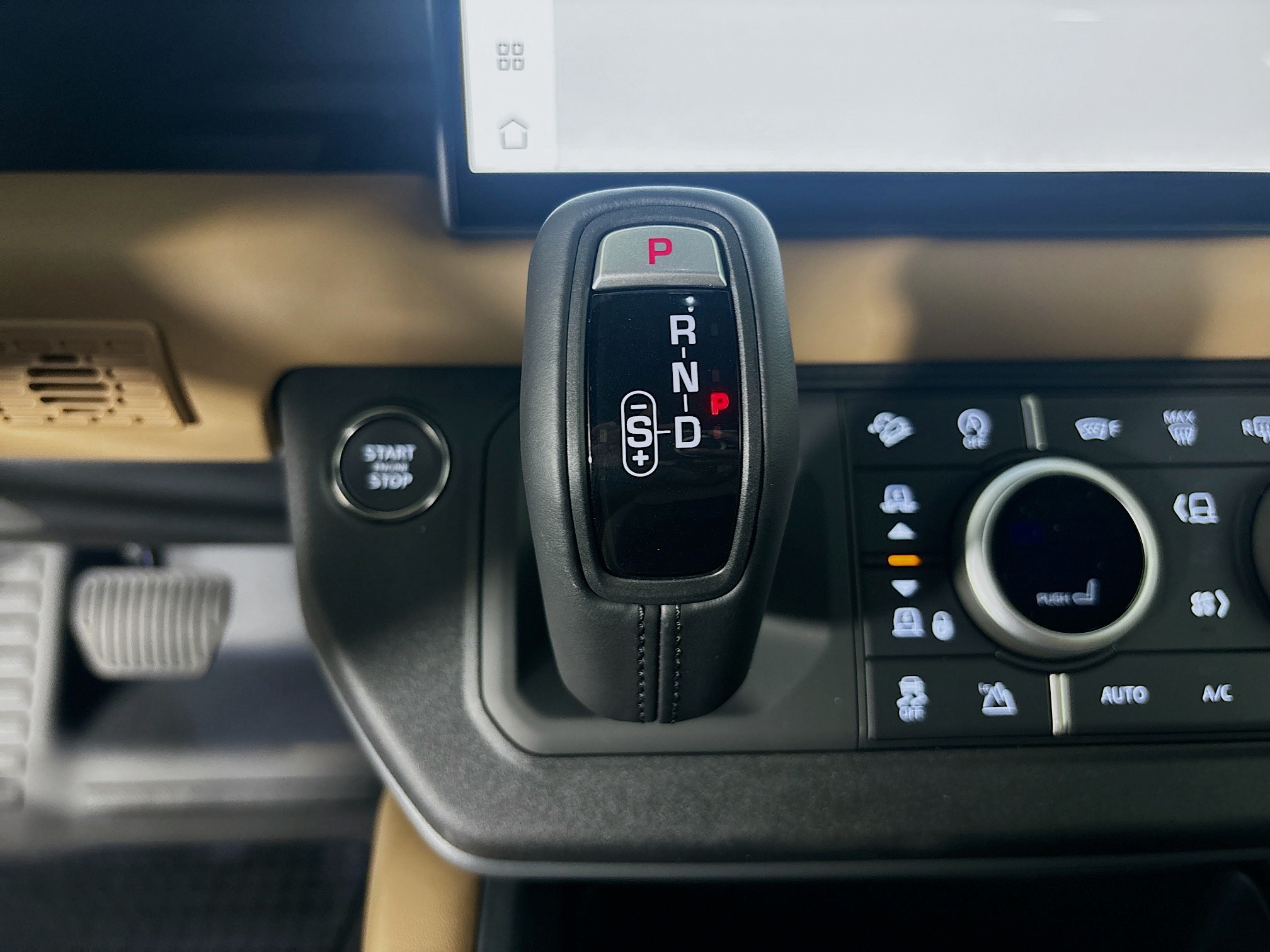 2025 Land Rover Defender 130 S photo 17