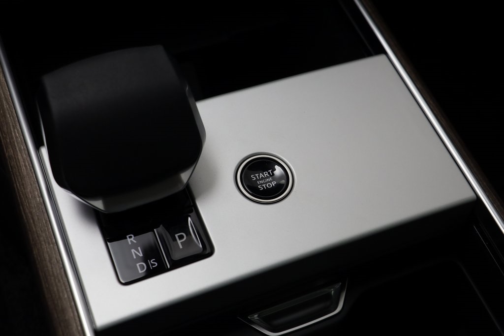 2025 Land Rover Range Rover SE photo 12