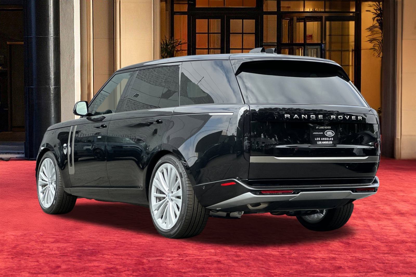 2025 Land Rover Range Rover SE photo 3