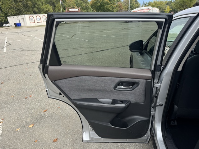 2023 Nissan Rogue SV photo 17