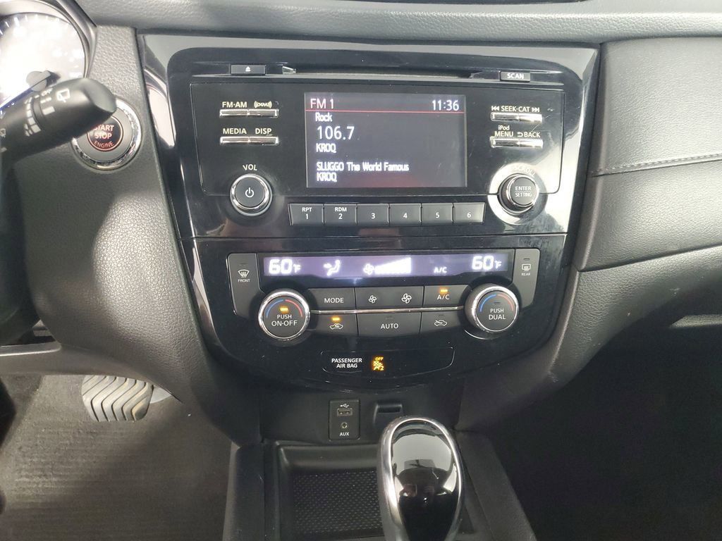 2017 Nissan Rogue SV photo 15