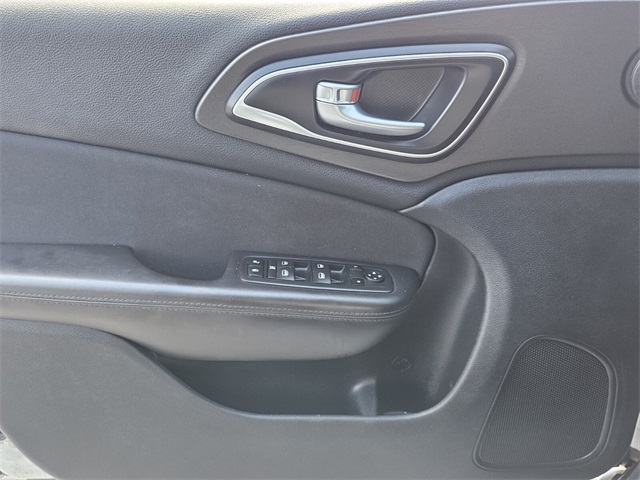 2016 Chrysler 200 LX photo 23