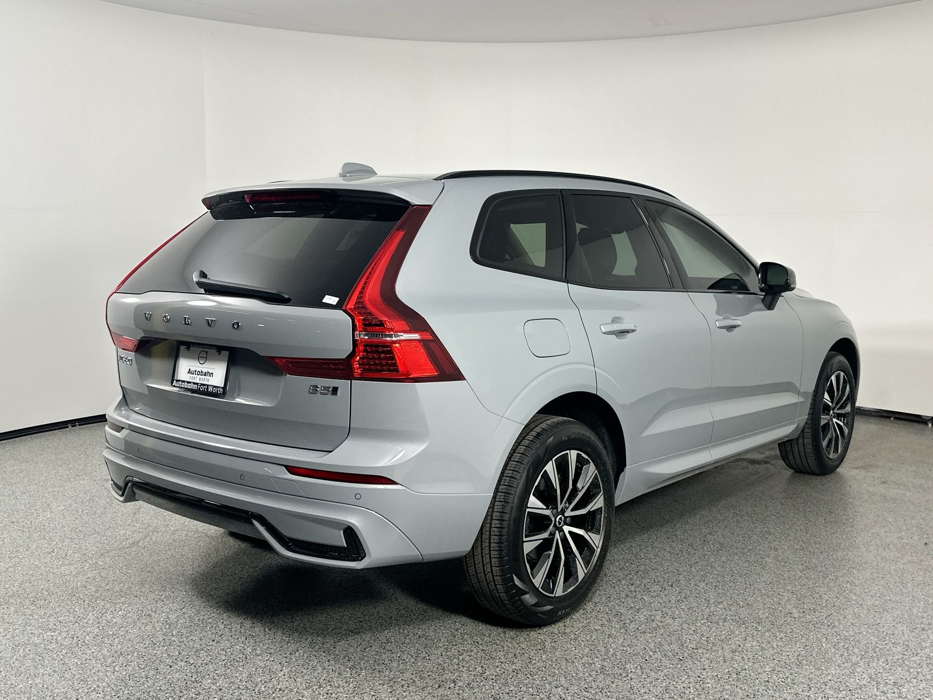 2025 Volvo XC60 B5 Core photo 4