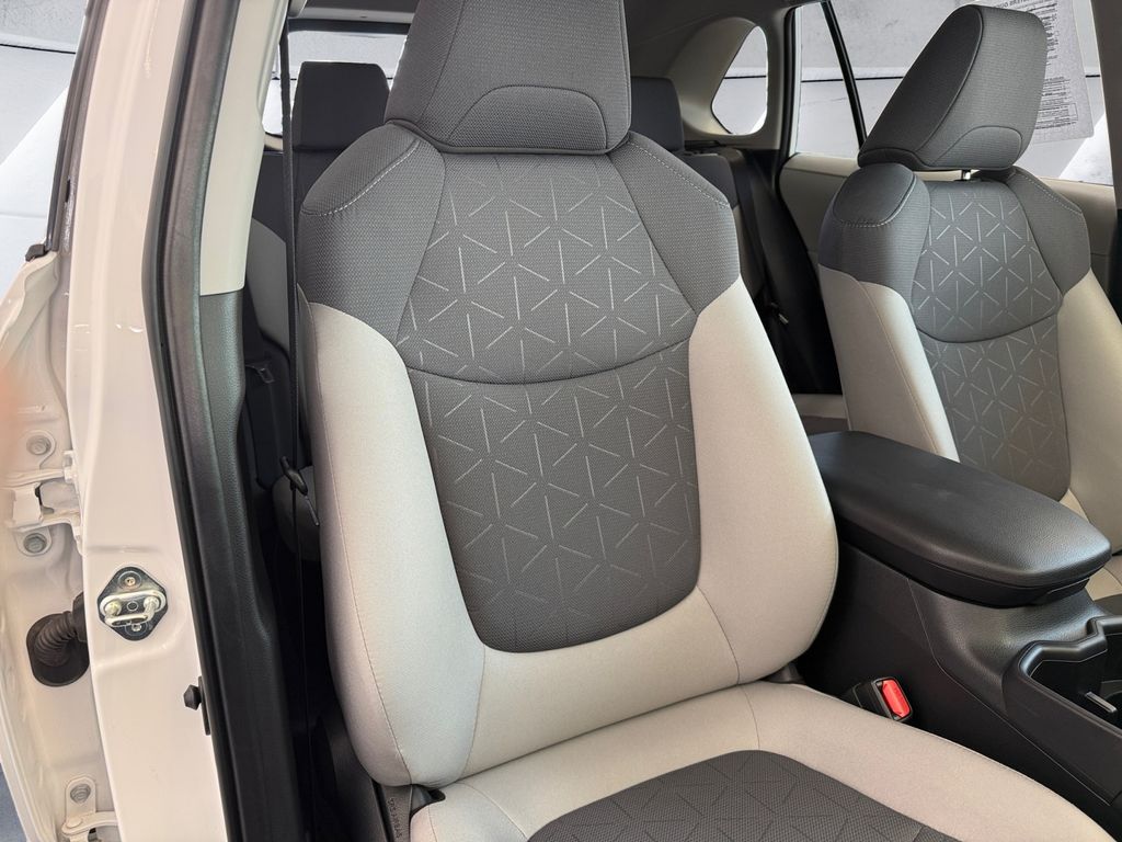 2024 Toyota RAV4 Hybrid XLE photo 12