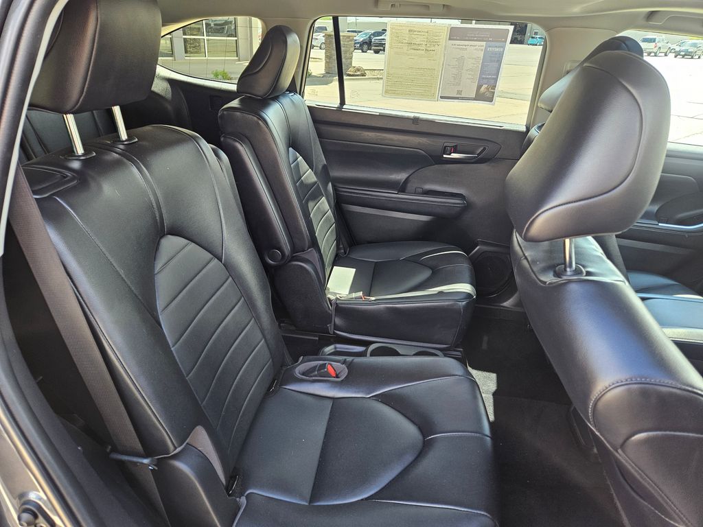 2022 Toyota Highlander XLE photo 31