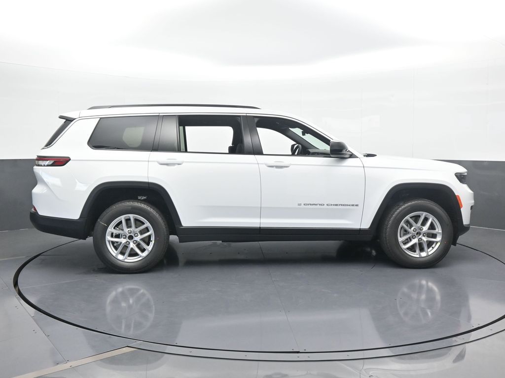 2025 Jeep Grand Cherokee Laredo photo 4