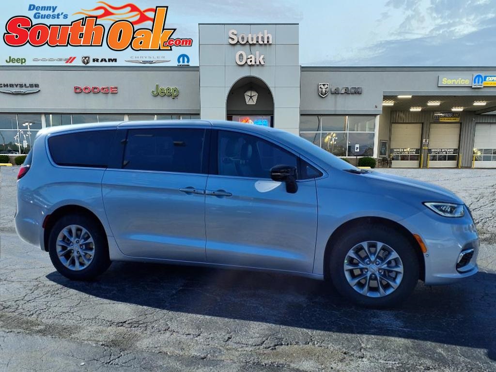 2026 Chrysler Pacifica photo 2