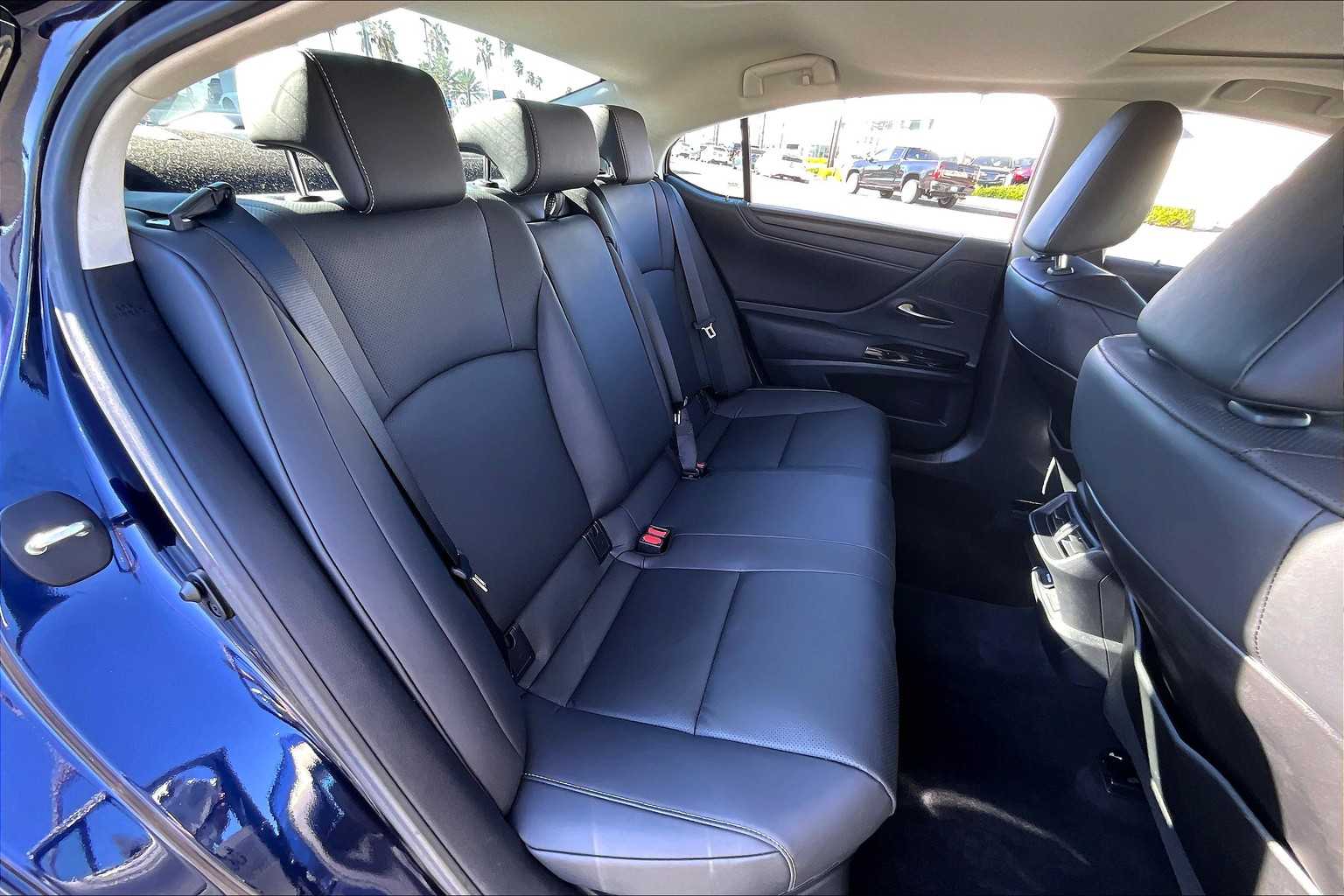 2023 Lexus ES 300h photo 16