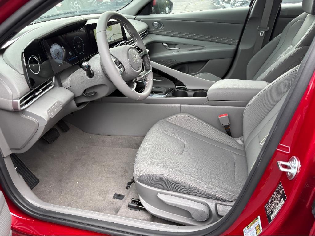 2025 Hyundai Elantra SEL Convenience photo 11
