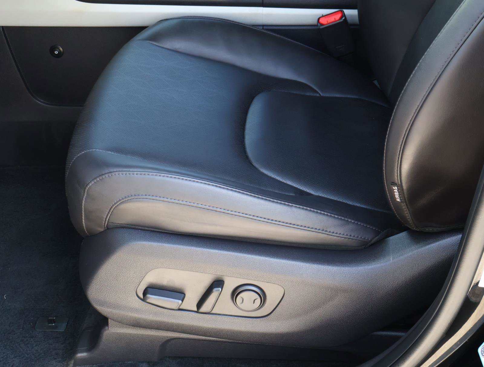 2024 Kia Carnival LX photo 13
