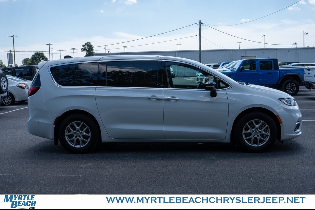 2025 Chrysler Pacifica photo 7