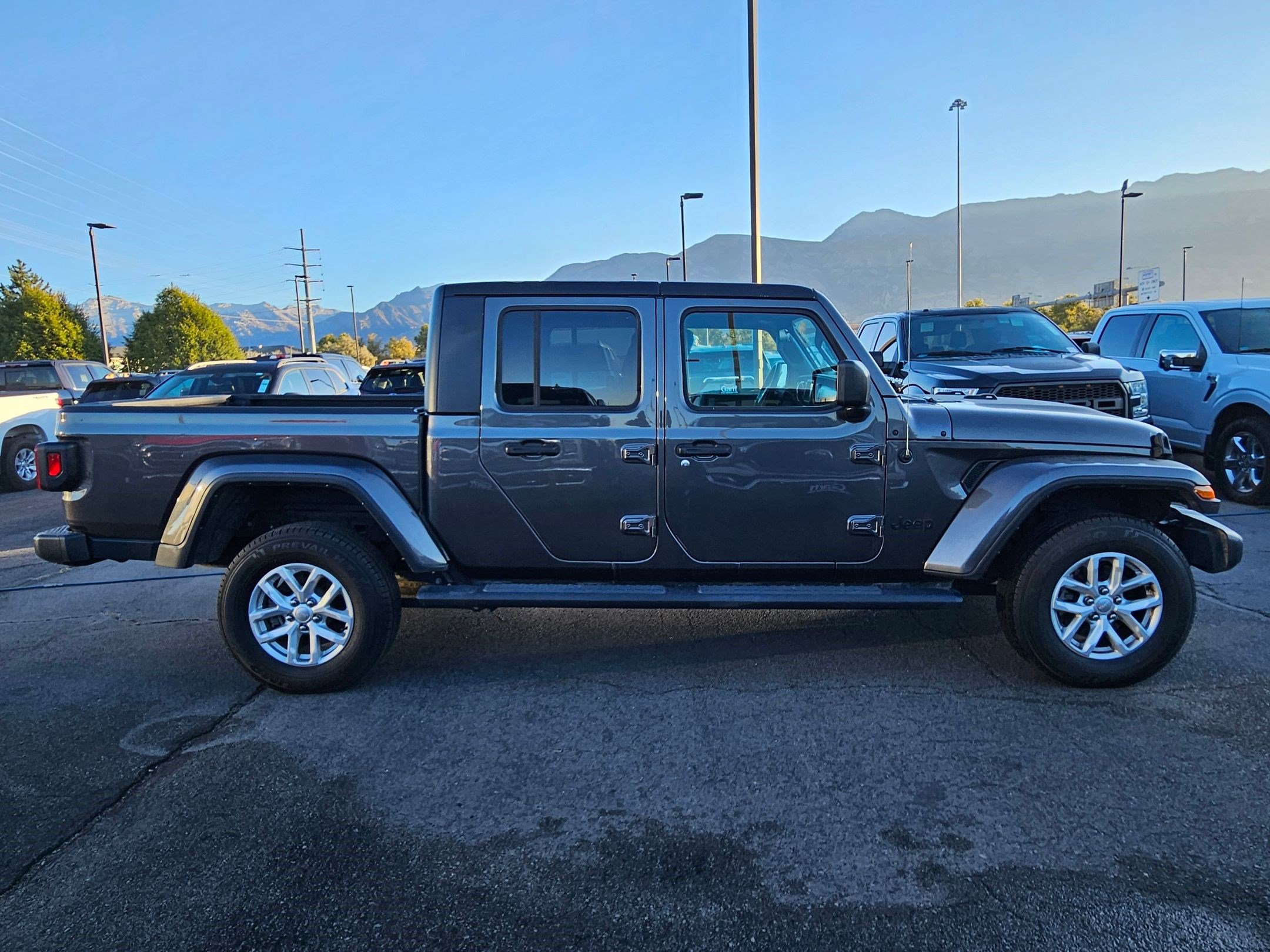 2023 Jeep Gladiator Sport S photo 2