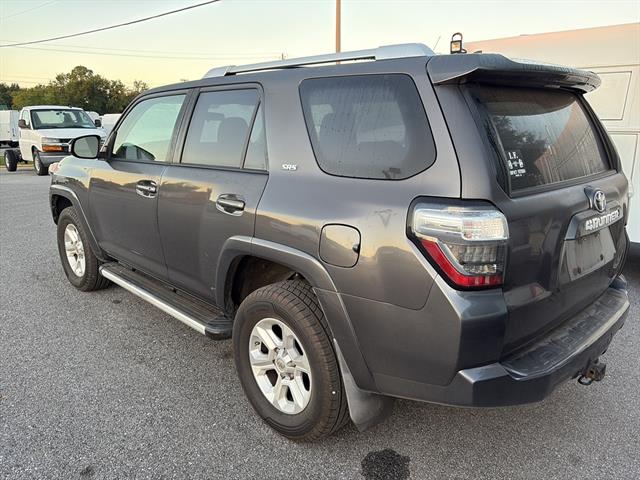 2015 Toyota RAV4 LE photo 4