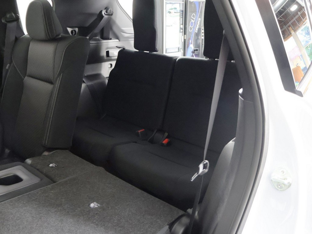 2025 Mitsubishi Outlander ES photo 30