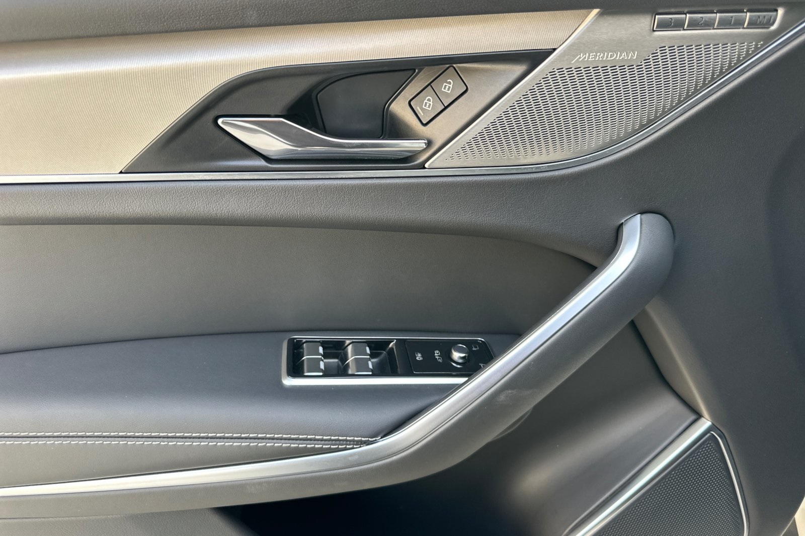 2025 Jaguar F-PACE P250 R-Dynamic S photo 11
