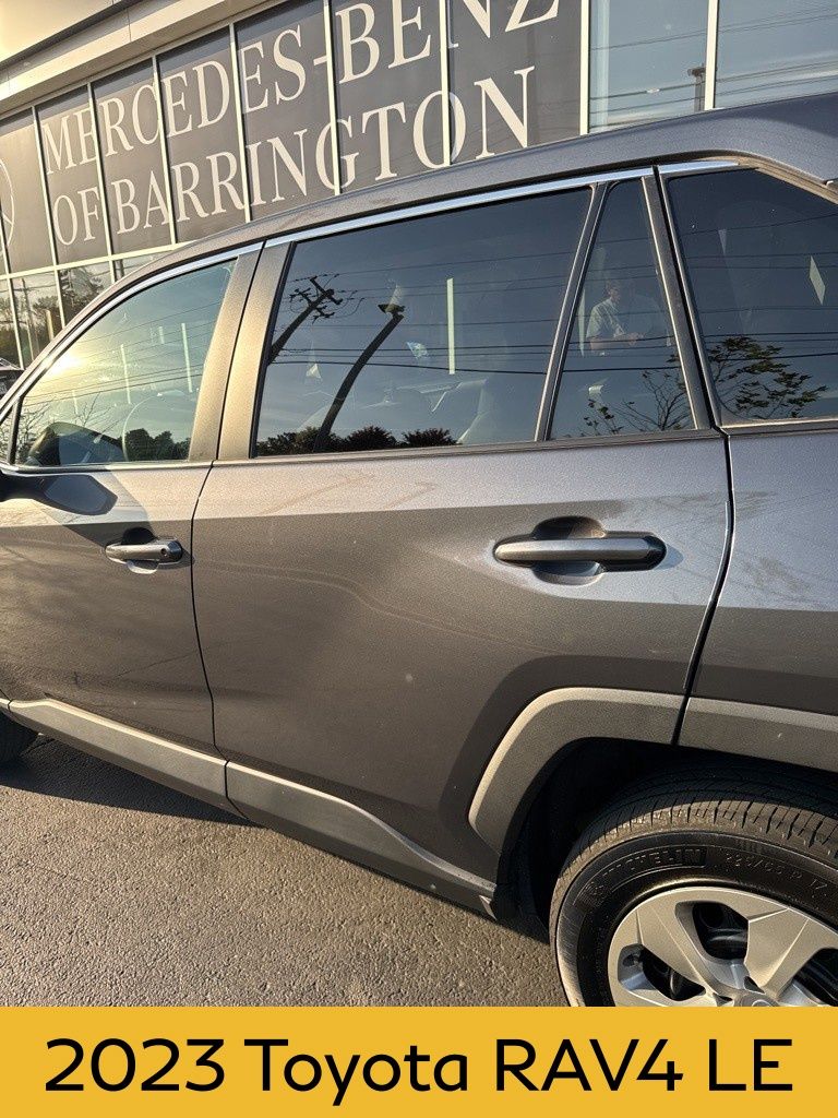 2023 Toyota RAV4 LE photo 3