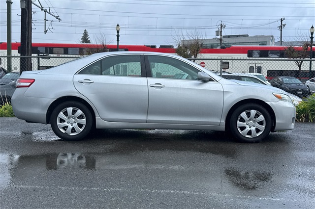 2011 Toyota Camry LE photo 3