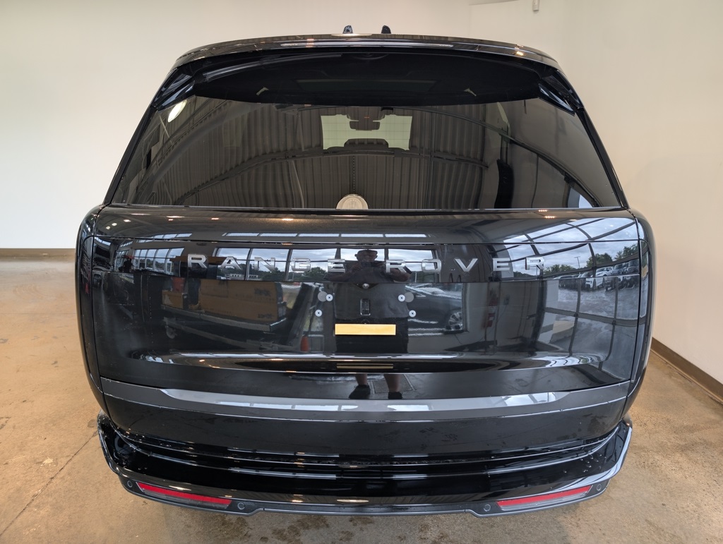 2025 Land Rover Range Rover SE photo 3