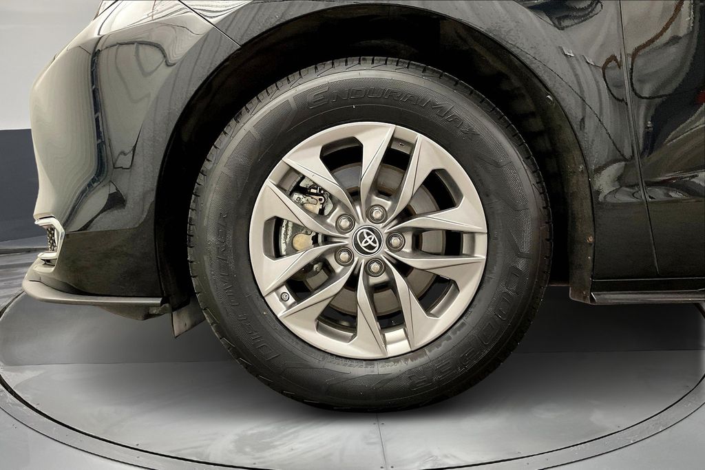 2023 Toyota Sienna XLE photo 9