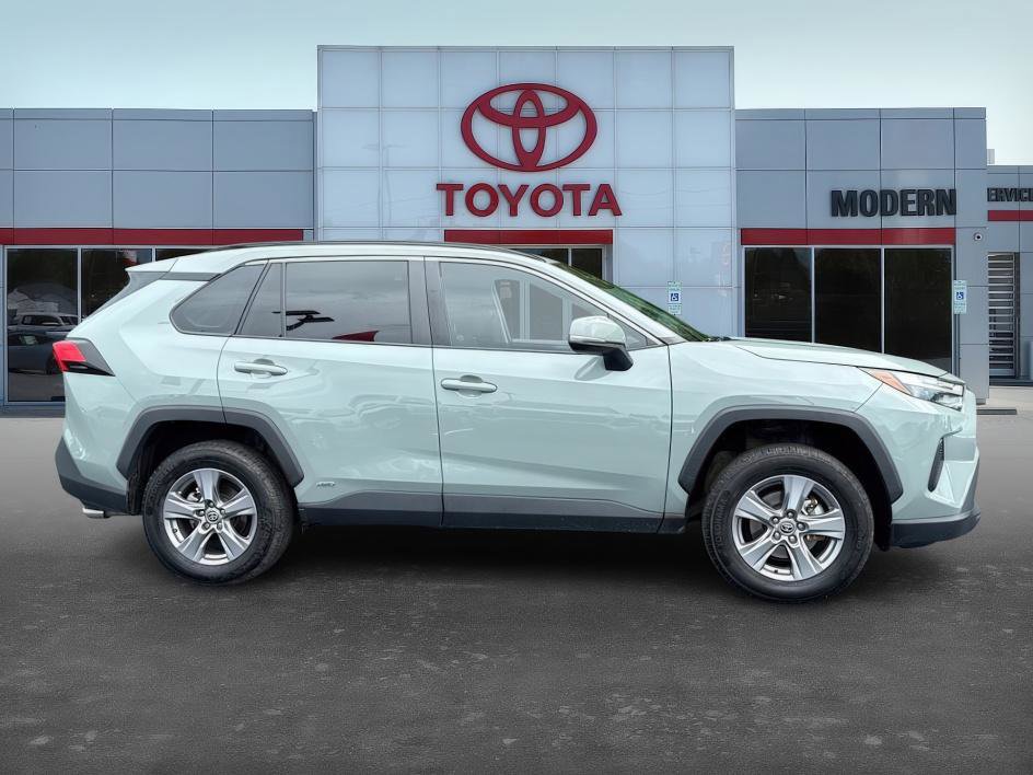 2022 Toyota RAV4 Hybrid XLE photo 2