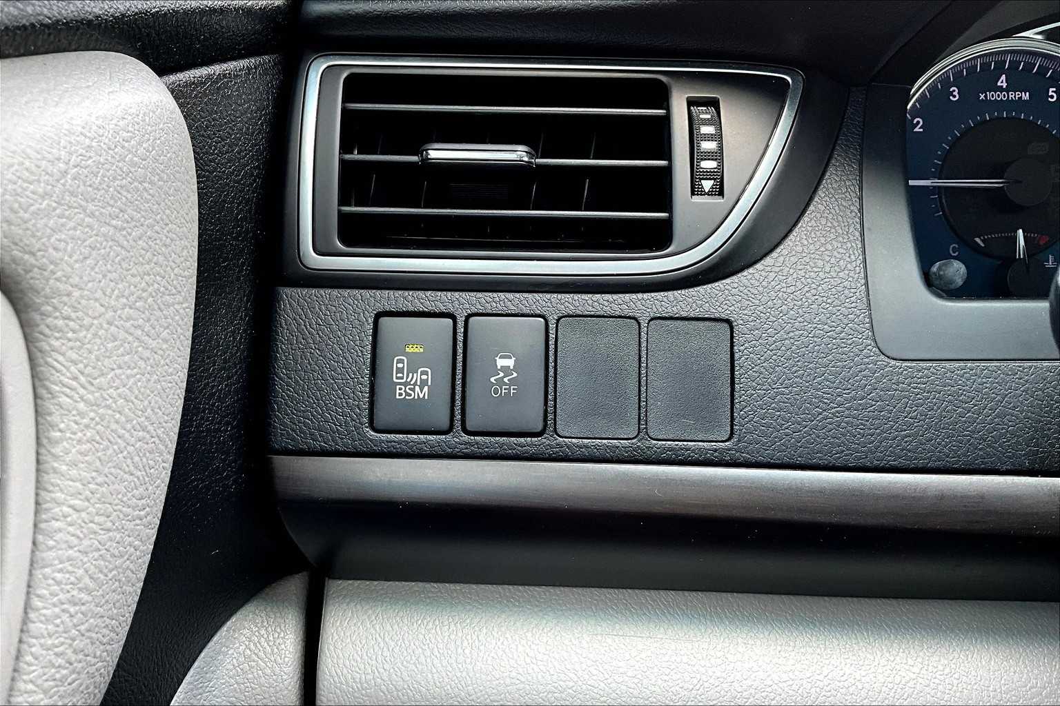 2016 Toyota Camry XLE photo 34