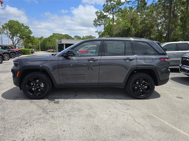 2025 Jeep Grand Cherokee Limited photo 3