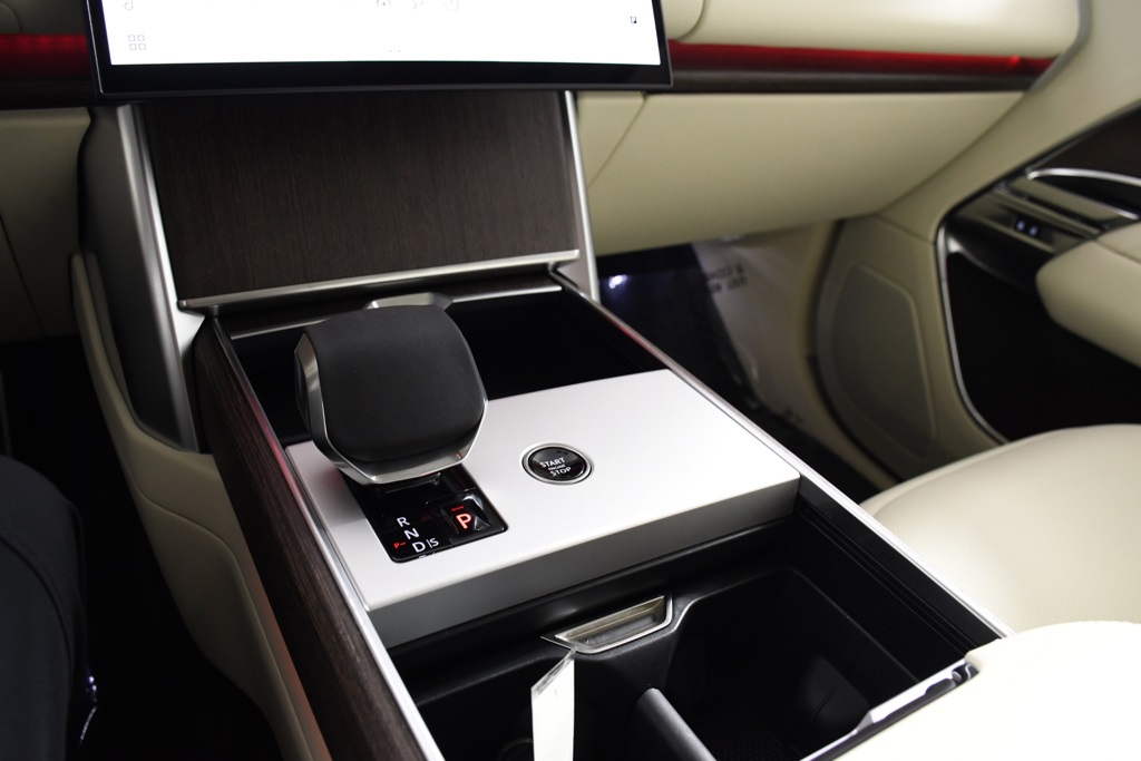 2025 Land Rover Range Rover SE photo 29