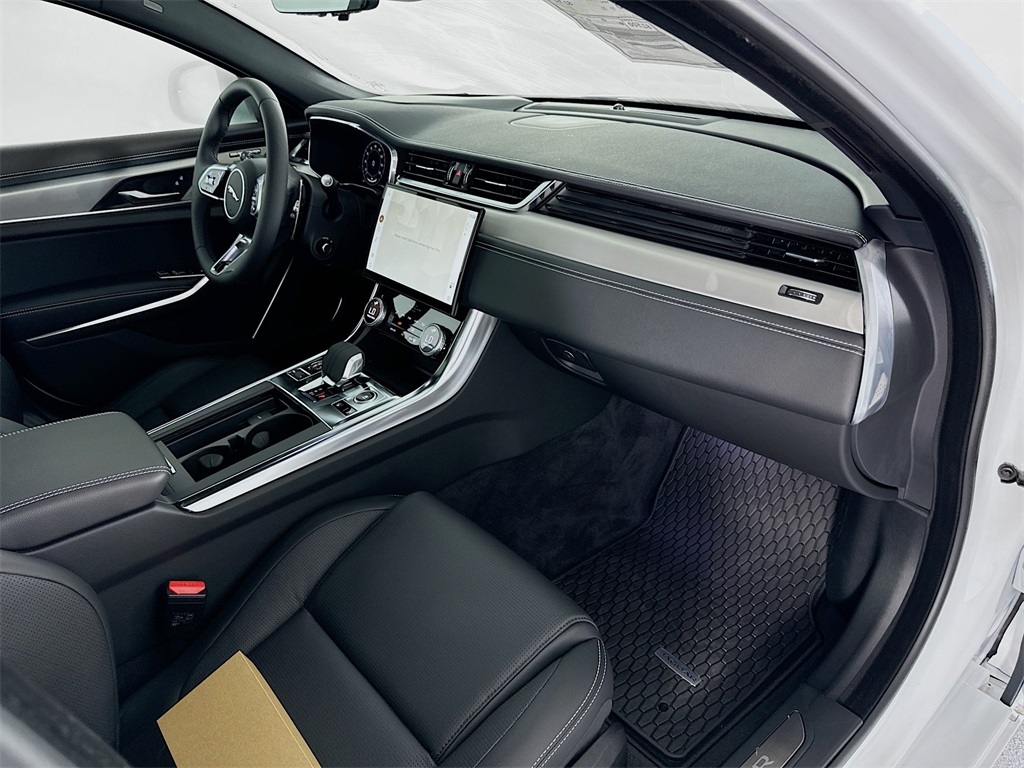 New 2024 White Jaguar R-Dynamic SE image 31