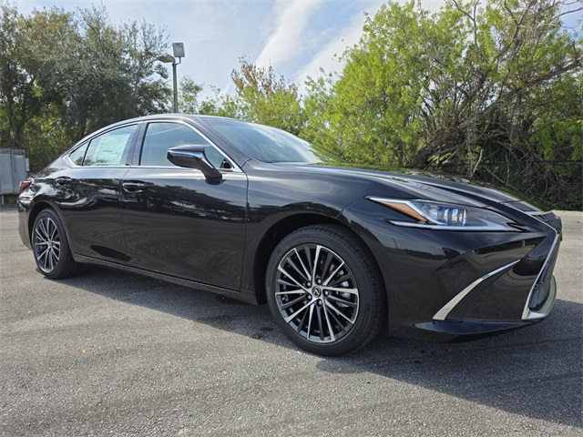 2025 Lexus ES 350's photo