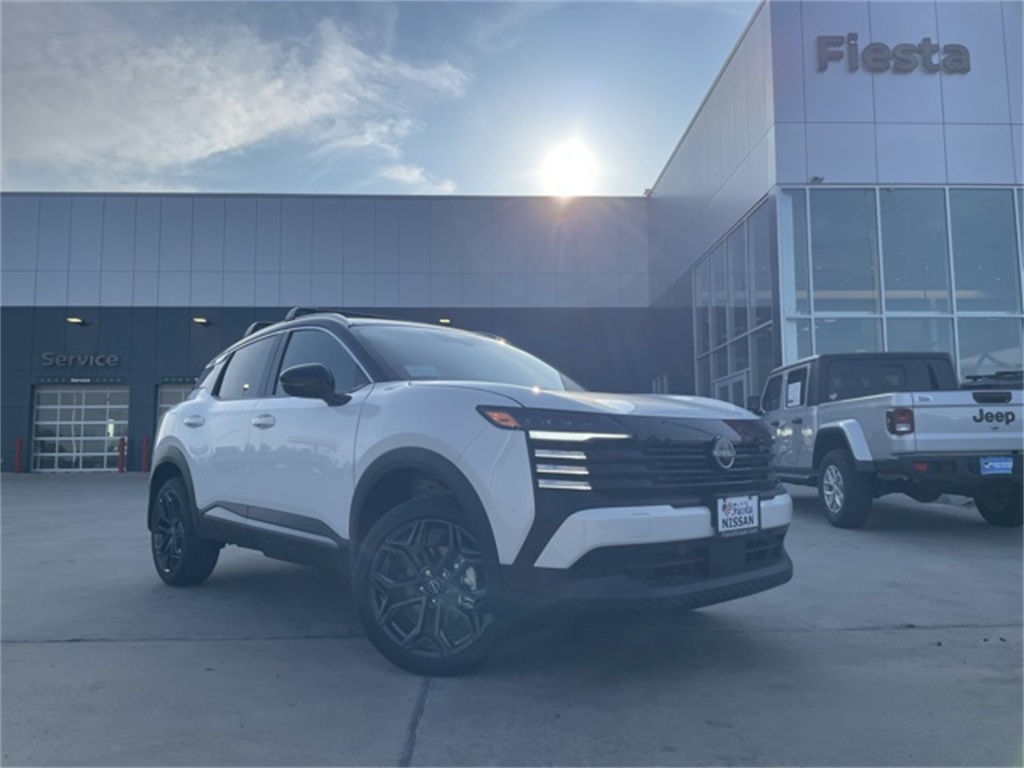 2025 Nissan Kicks SR's photo