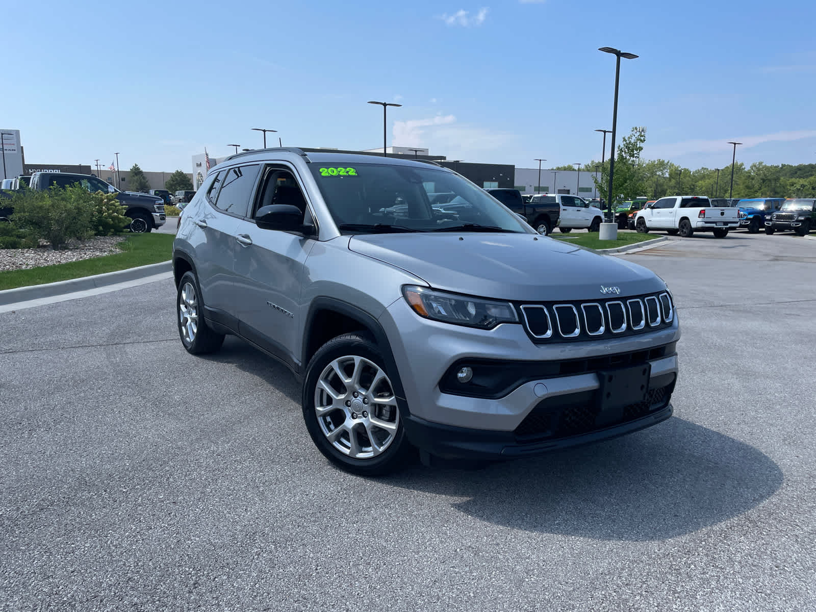 Used 2022 Jeep Compass Latitude Lux with VIN 3C4NJDFB9NT180558 for sale in Kansas City