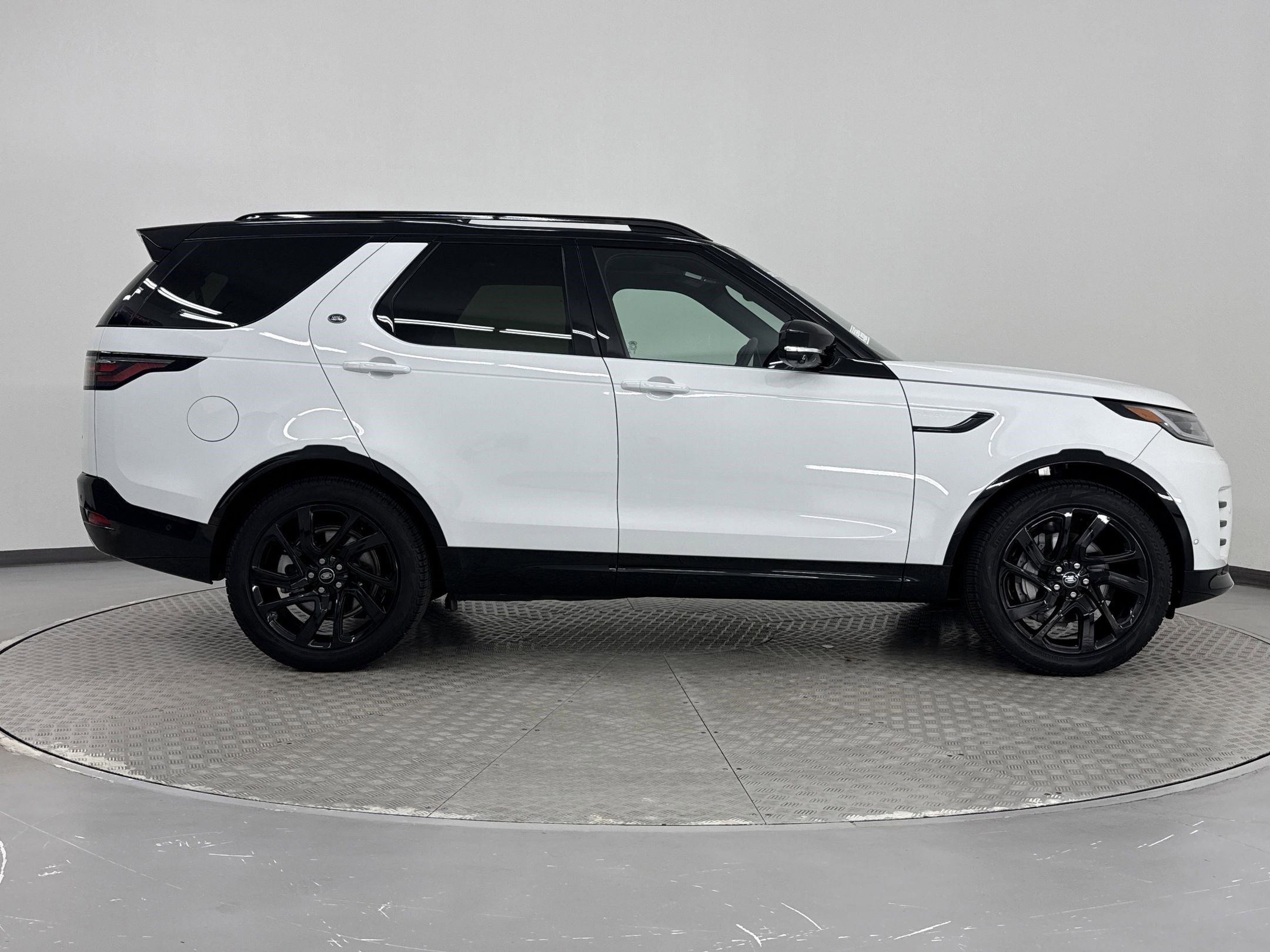 2024 Land Rover Discovery SE photo 7