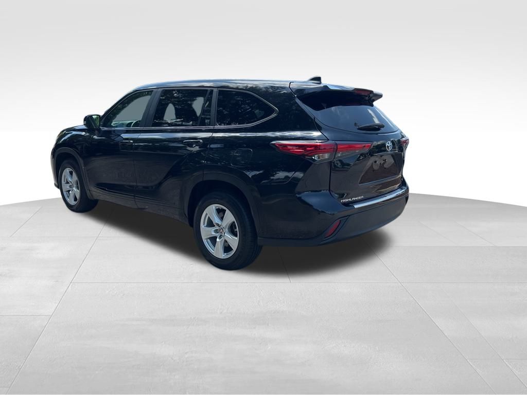 2023 Toyota Highlander L photo 3