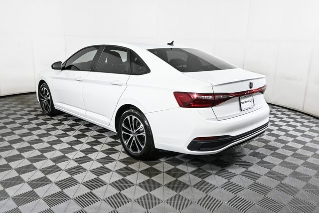 2025 Volkswagen Jetta 1.5T Sport photo 3