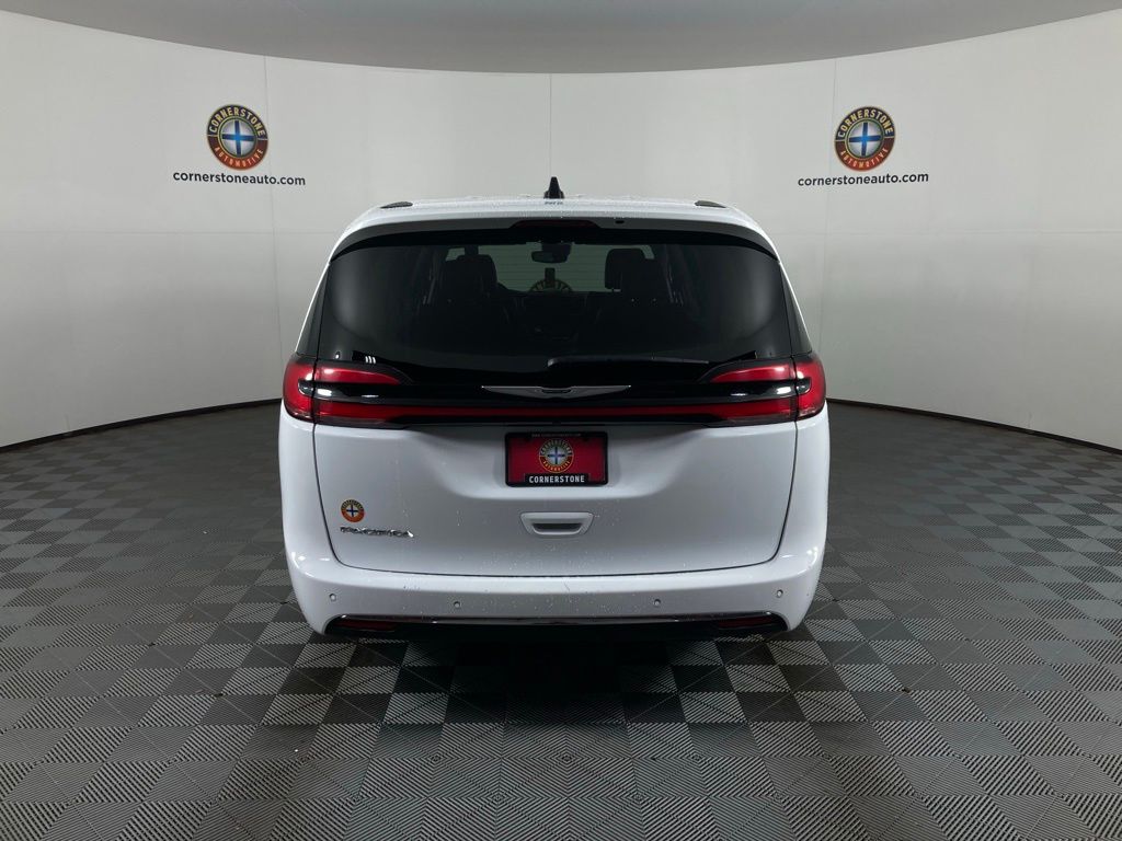 2024 Chrysler Pacifica Touring L photo 4