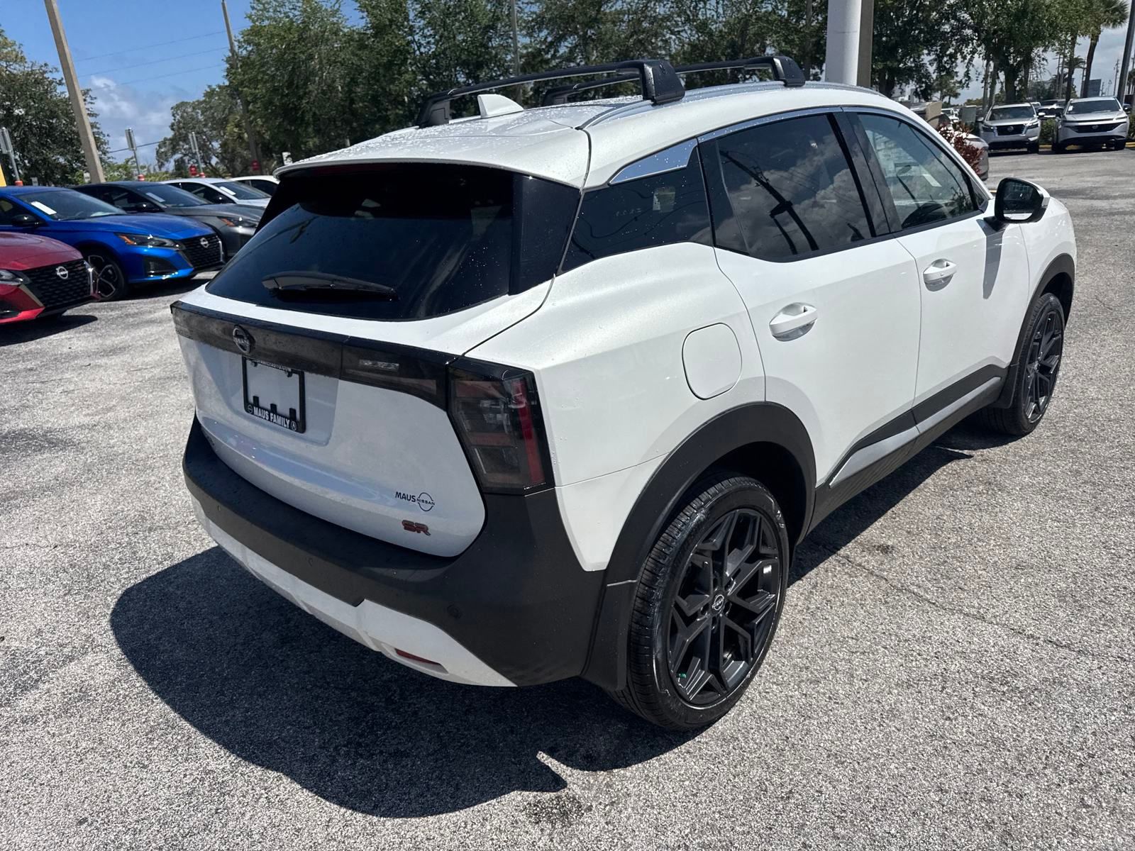 2025 Nissan Kicks SR photo 2