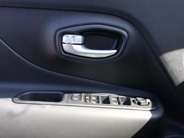 New 2023 Black Clear-Coat Exterior Paint Jeep Latitude image 23