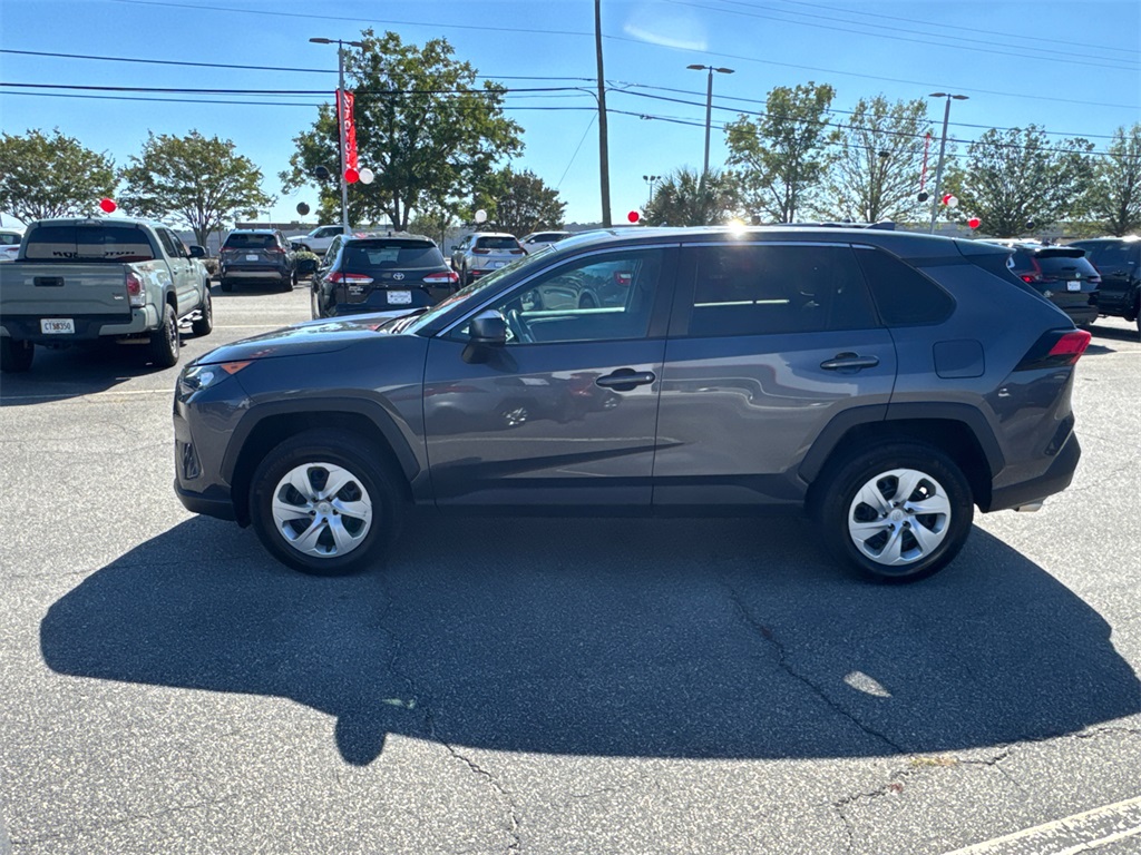 2022 Toyota RAV4 LE photo 3