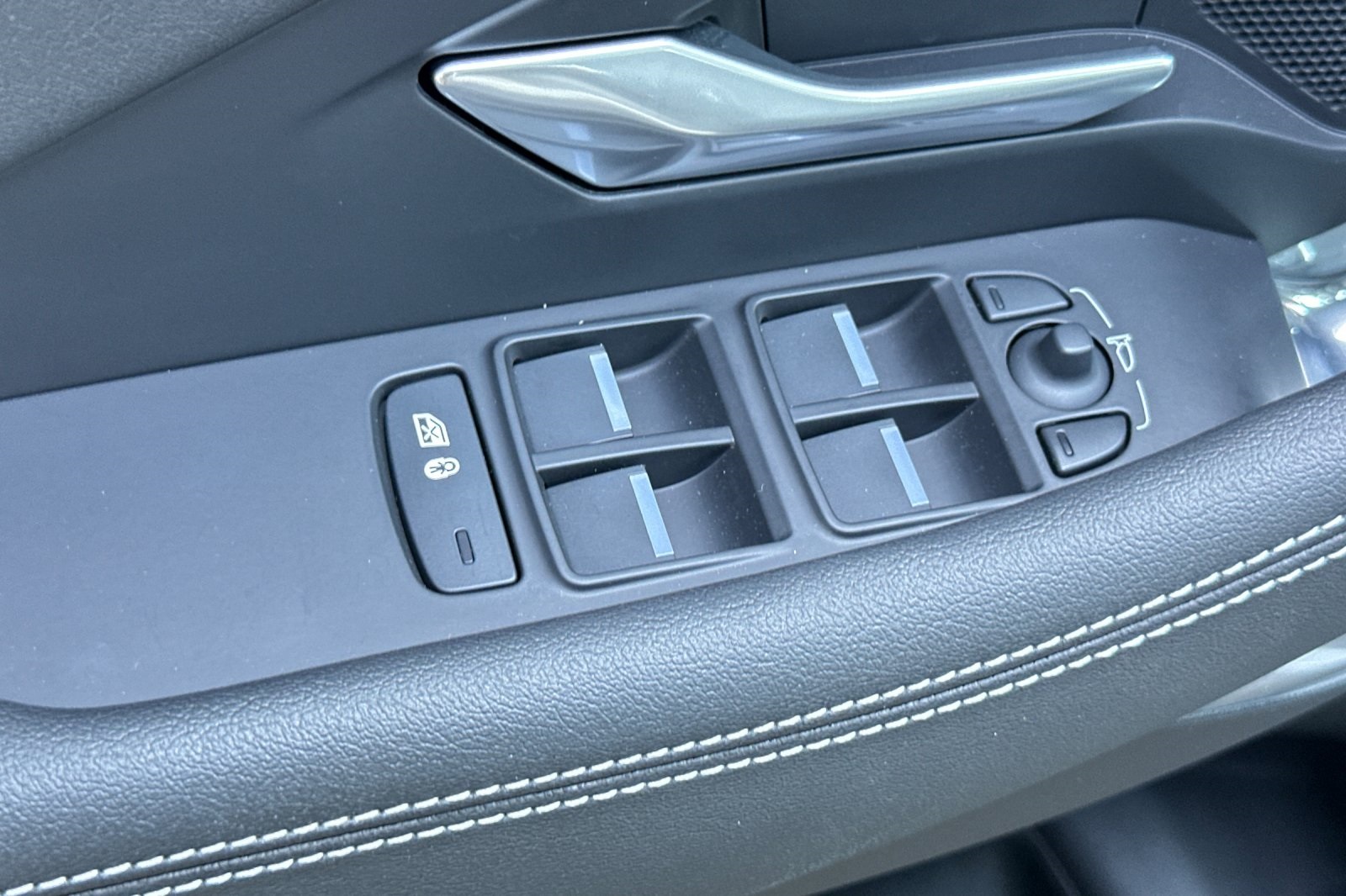 2024 Jaguar E-PACE R-Dynamic SE photo 9