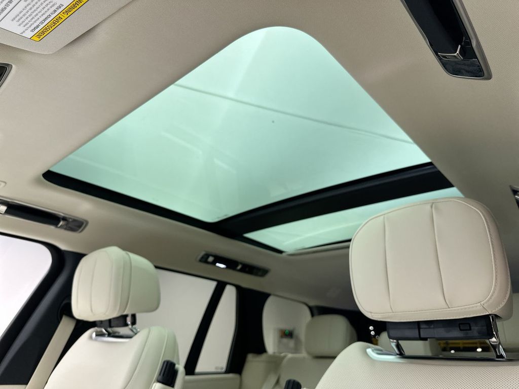 2025 Land Rover Range Rover SE photo 9